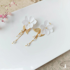 Eleganckie kolczyki z białym kwiatem