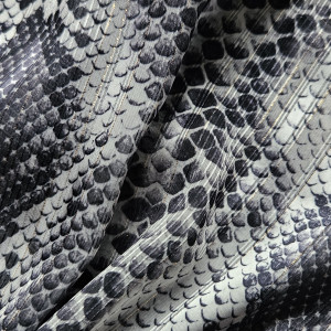 Apaszka szyfynowa w wzor węża ze złotą nitką