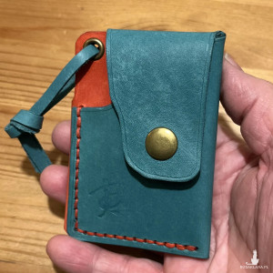 Mały portfel skórzany turkusowo czerwony ręcznie uszyty na kartY.