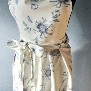 Fartuch, fartuszek sukienkowy, wyglądający jak sukienka we wzorze kwiaty jak malowane elegancki