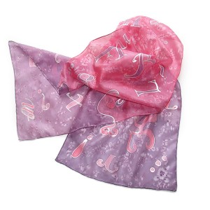 Jedwabny malowany szal różowo-fioletowy Literki