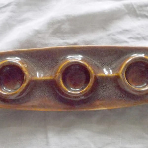 prl ceramik vintage, prl sprzęty, prl świecznik łódka, Mirostowice świecznik, cermiaka Mirostowice, retro ceramika, ceramiczny świecznik prl, kamionka prl, brązowy świecznik z ceramiki