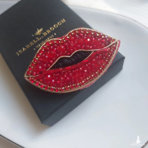 Broszka całuśne usta