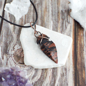 Wisior strzałka grot obsydian mahoniowy miedź antyczna cudo wyjątkowy