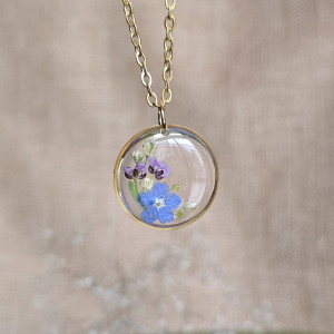 Złota zawieszka złoty wisiorek kwiat naszyjnik żywica z żywicy kwiaty z kwiatami kwiatowy bukiet niezapominajki