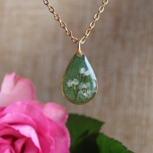 Bukiet kwiatowy łąka Złota zawieszka złoty wisiorek kwiat naszyjnik żywica z żywicy kwiaty łezka łza zielona