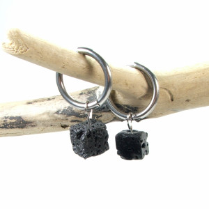 Kolczyki koła kołeczka z lawą wulkaniczną