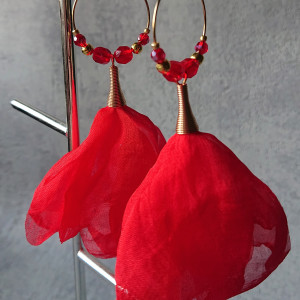 CZERWONE KOLCZYKI Z SZYFONOWYMI KWIATKAMI