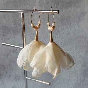 KREMOWE KOLCZYKI Z SZYFONOWYMI KWIATKAMI