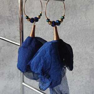 GRANATOWE KOLCZYKI Z SZYFONOWYMI KWIATKAMI