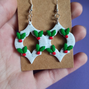 Kolczyki bombki z owocem ostrokrzewu