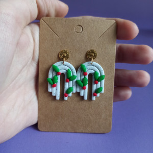 Kolczyki w kształcie łuku z owocem ostrokrzewu