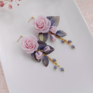 Kolczyki z pudrowymi różyczkami