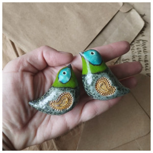 Para szarych ptaszków z turkusowym oczkiem