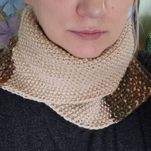 ciepły, beżowy, brązowy komin; rękodzieło; komin na drutach