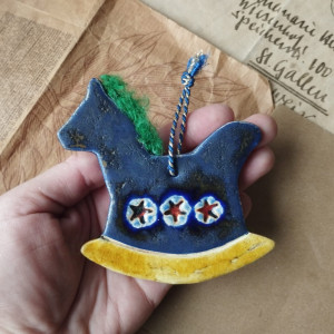 Konik na biegunach z zieloną grzywą