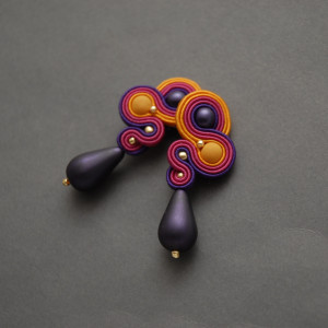 kolorowe kolczyki lub klipsy sutasz