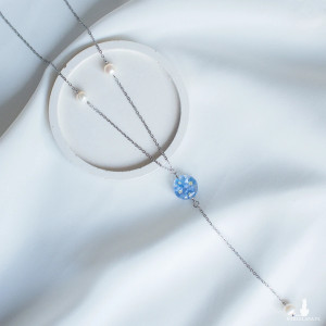 Wisior-krawat z niezapominajkami i perłami