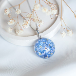 Wisiorek z niezapominajkami