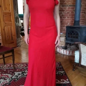 Sukienka czerowona z różami