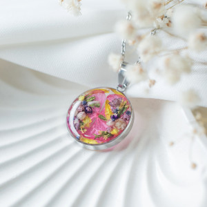 Wisiorek z kompozycją kwiatową