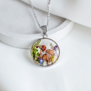 Wisiorek z leśną kompozycją