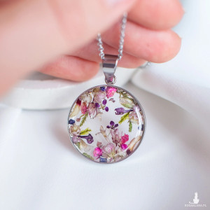 Wisiorek z kompozycją kwiatową