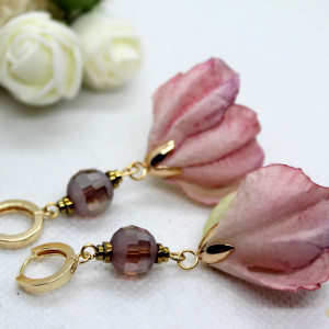 delikatne kolczyki kwiatowe