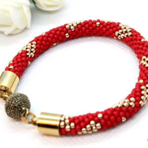 czerwona bransoletka zapinana na magnes w serduszka