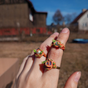 Leśne pierścionki z kamieniami, wykonane z masy polimerowej