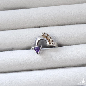 51. Oryginalny, inny pierścionek vintage z fioletowym oczkiem