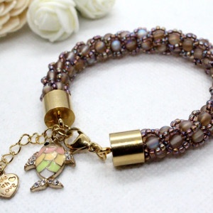 bransoletka z tęczowych koralików z ozdobną rybką