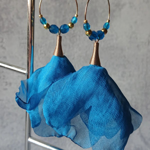 NIEBIESKIE KOLCZYKI Z SZYFONOWYMI KWIATKAMI