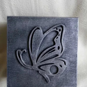 Srebrno-szara szkatułka, drewniane pudełko na biżuterię, efekt metalu na drewnie