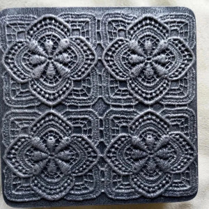 Srebrno-szara drewniana szkatułka, pudełko na biżuterię