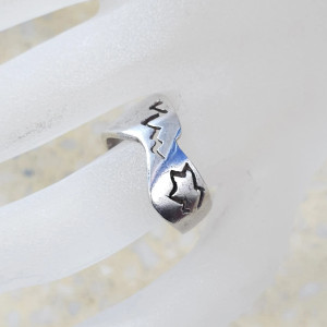 141. Srebrny pierścionek vintage z meksykańskimi, indiańskimi, ażurowymi wzorami.