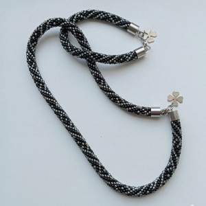 Koralikowy srebrno-czarny komplet: naszyjnik i bransoletka