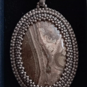 Wisior (8), wisiorek z beżowym naturalnym kamieniem