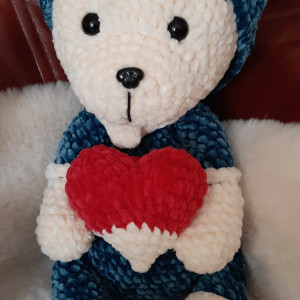 Miś w piżamce z serduchem.