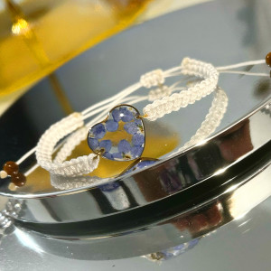 Makramowa bransoletka na białym sznurku niezapominajki w sercu