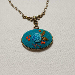 Ręcznie haftowany wisior "Solo"