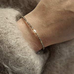 Bransoletka z kwarcu dymnego i naturalną perłą  ze stałym zapięciem