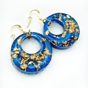 Eleganckie granatowe kolczyki z żywicy