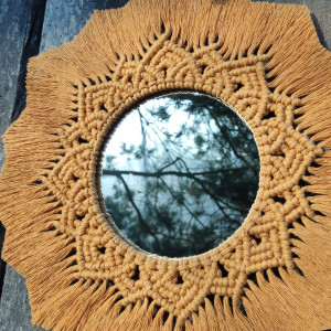 Makramowa mandala w stylu Boho z lusterkiem w kolorze musztardowym