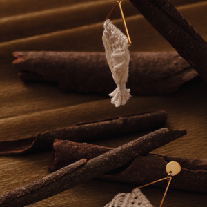 Kolczyki trójkątne - beżowa makrama