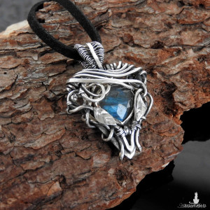 Wisiorek srebrny z błękitnym labradorytem wire wrapping