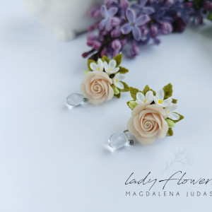 Kolczyki z kremowymi różyczkami