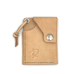 Beżowy minimalistyczny portfel skórzany ręcznie uszyty.