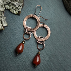 Kolczyki miedziane koła z agatem karneolowym fakturowane