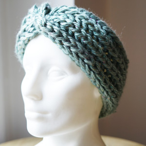 Opaska turban ciemny seledyn z kolorową, błyszczącą nicią.